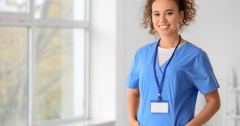 Gestion des factures pour infirmières libérales : pourquoi déléguer cette tâche ?
